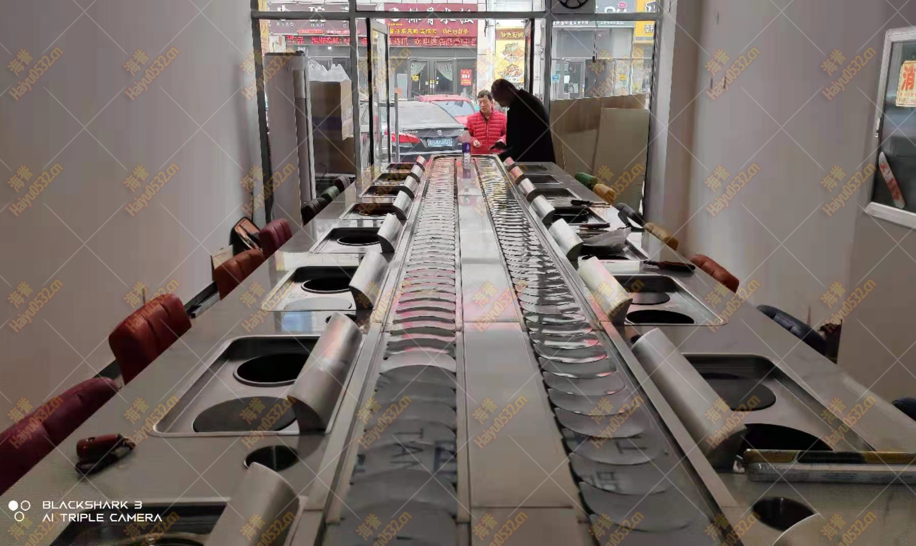 美食城直線無煙涮烤旋轉(zhuǎn)小火鍋設(shè)備完工