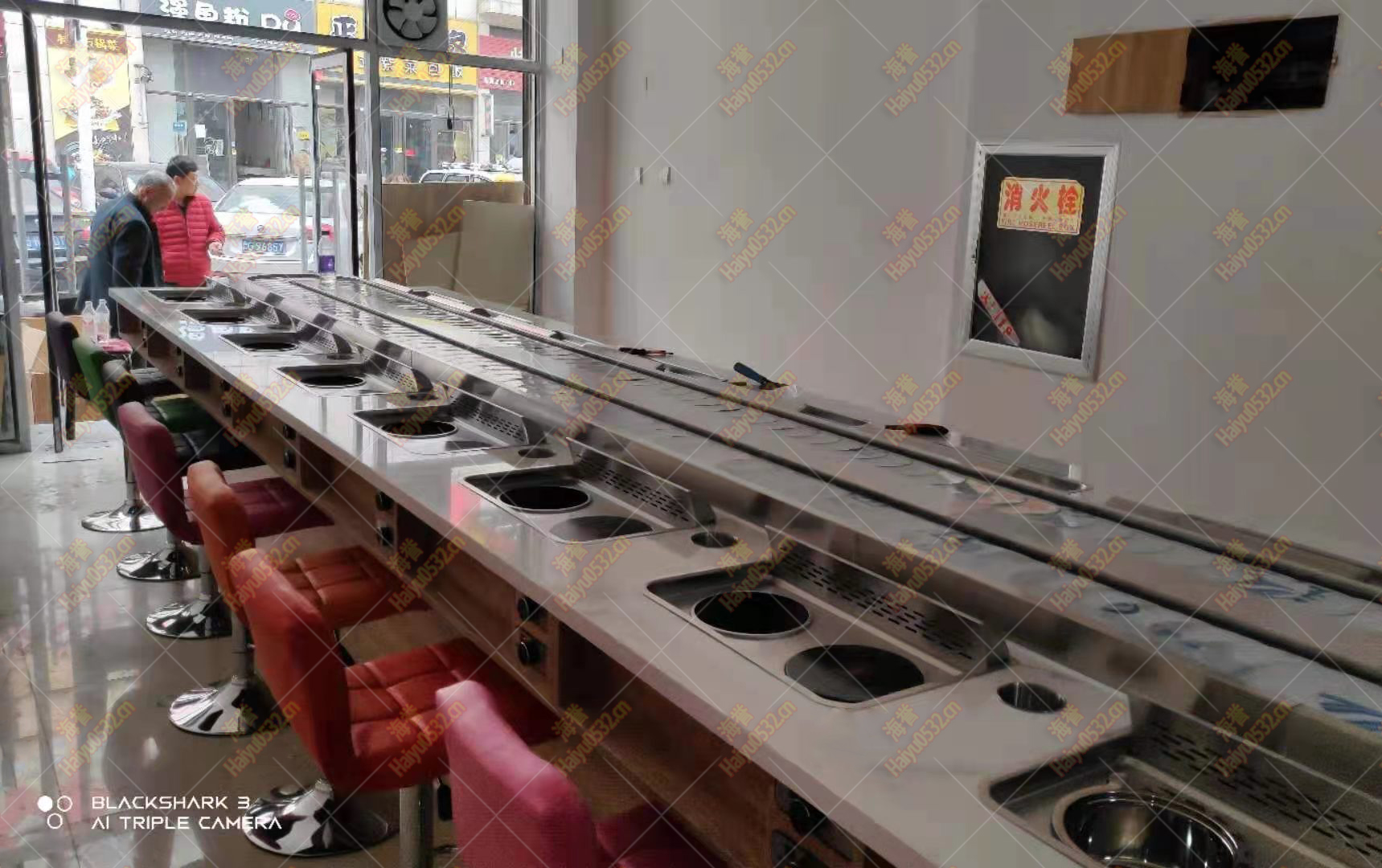 美食城直線無煙涮烤旋轉(zhuǎn)小火鍋設(shè)備完工