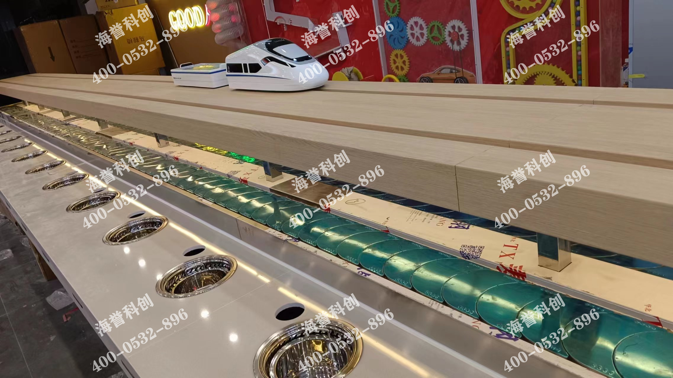 海譽科創(chuàng)河南鶴壁單涮無煙小火鍋設(shè)備搭載智能送餐小火車安裝完成
