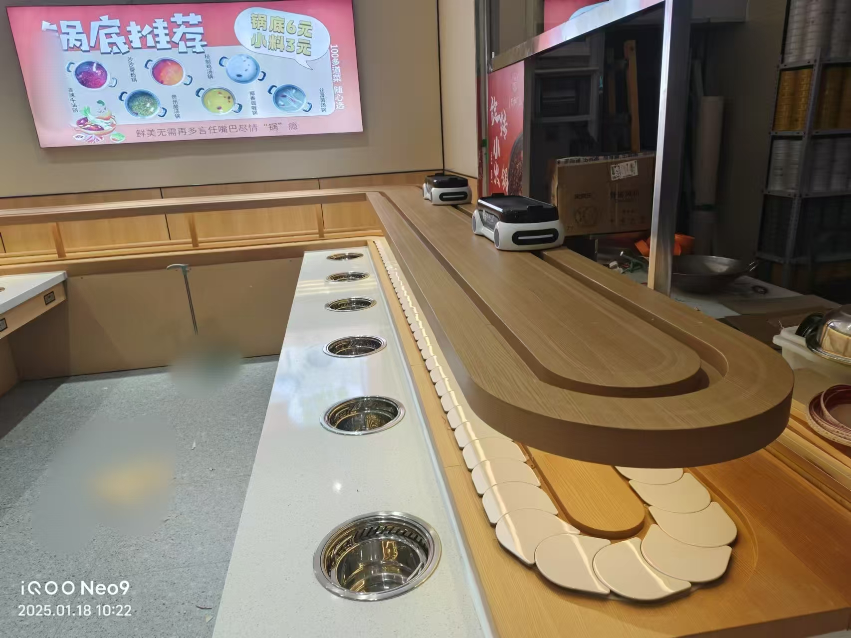 海譽科創(chuàng)河北單涮無煙小火鍋配置智能送餐小火車安裝完成